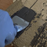 Sellador QuickPatch poliuretano modificado, ideal para aplicación y parcheo de grietas.