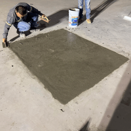 RepCon® 928 es un mortero de reparación para concreto, mono componente, modificado con polímeros, reforzado, con fibras, de fraguado rápido para usarse en pisos de concreto, pavimentos en autopistas, losas de puentes y otras aplicaciones que requieren el uso rápido de la estructura o rápido trafico.